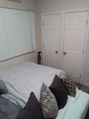 1 habitación, tabla de planchar con plancha, wifi y ropa de cama 