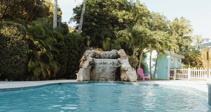 Charming Bayfront Cottage in Heart of Islamorada with Pool, Dockage, Beach, Kayaks & More