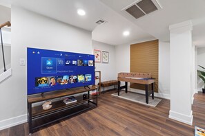Games room - Family Duplex Home Near NYC / 2 Min Walk to Bus + Parking w Game Rom & Yard (North Bergen)