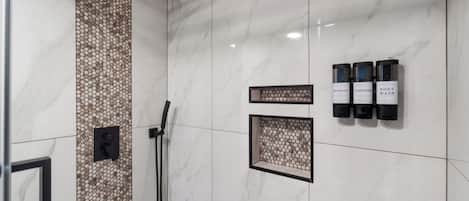 Douche, sĂšche-cheveux, serviettes fournies, savon