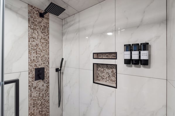 Een douche, een haardroger, handdoeken, zeep