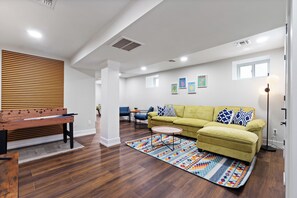 Smart-TV, Tischfußball, Tischtennisplatte, Bücher