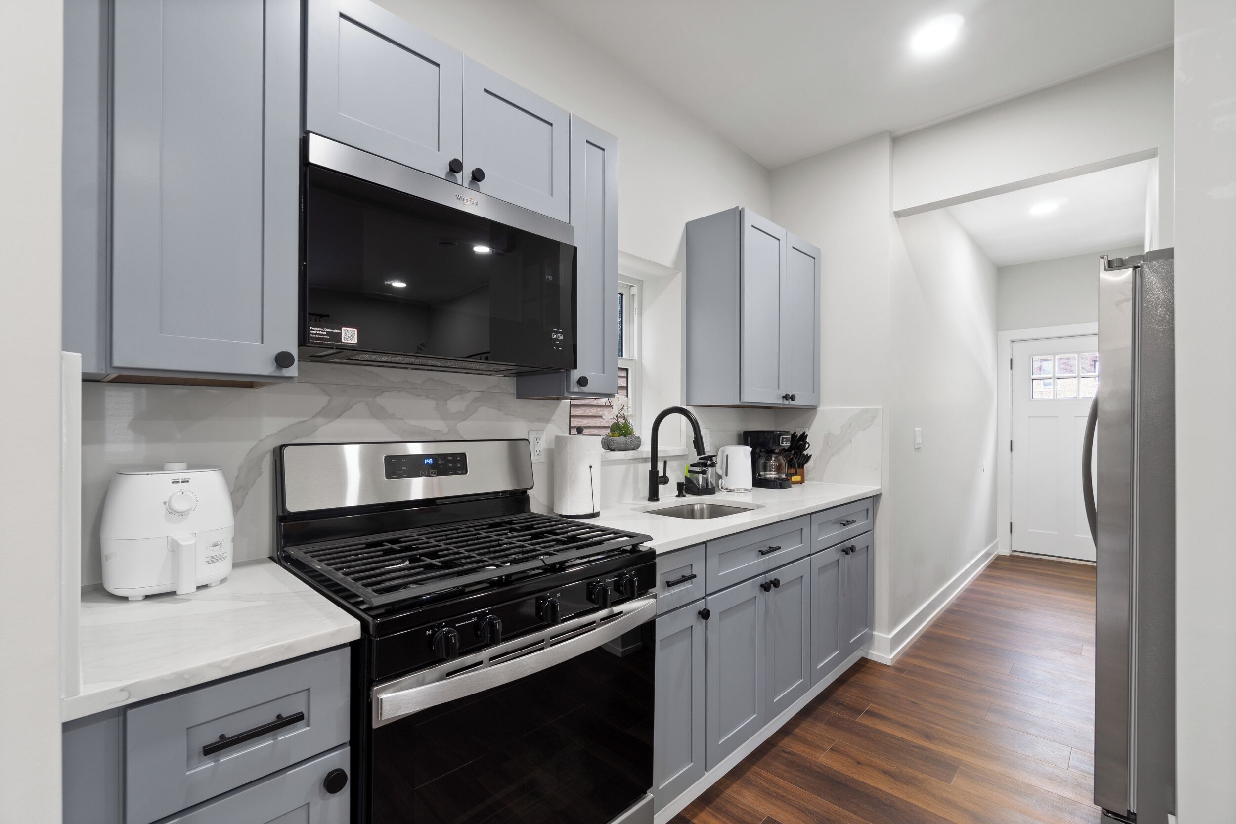 Mikrowelle, Ofen, Herdplatte, Küchenrolle