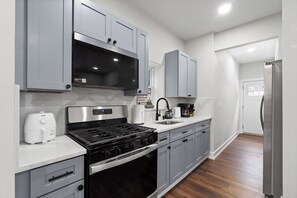 Micro-ondes, four, plaque de cuisson, serviettes en papier