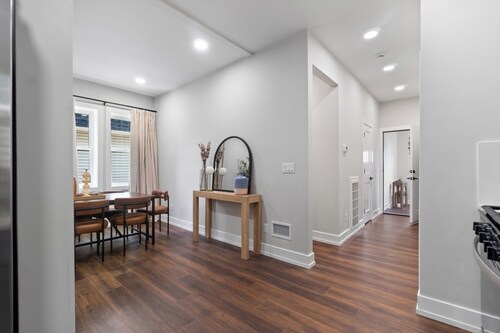 Family Duplex Home Near NYC / 2 Min Walk to Bus + Parking w Game Rom & Yard