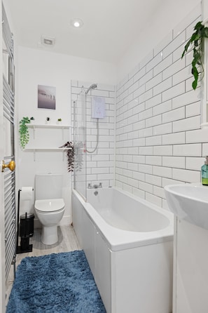 Dusche, Haartrockner, Handtücher, Seife