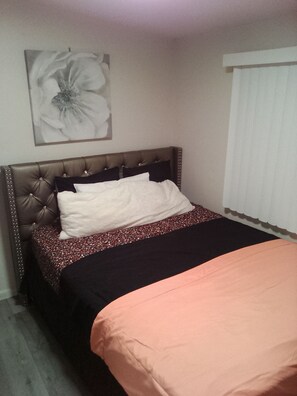 1 habitación, tabla de planchar con plancha, wifi gratis y ropa de cama 