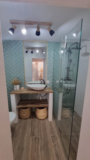 Secador de cabelo, toalhas de banho, sabonete