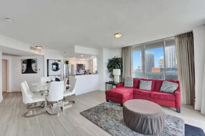 TV, offices - Spacious 2BR in Miami Bay Views with Balcony (Miami)