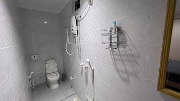 Doccia, asciugacapelli, bidet, asciugamani