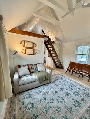 TV - Retro Cottage in Accord (Accord)