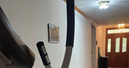 Charming 1-bedroom bungalow with 3 outside parking and fitness room