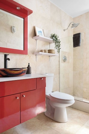 Room, 1 King Bed, Non Smoking | Bathroom