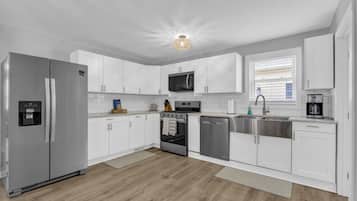 Frigorifero, microonde, forno, piano cottura