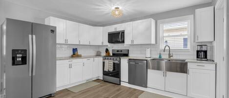 ثلاجة، ميكروويف، فرن، موقد طهي مسطح