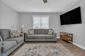 Smart TV - P`s Sip & Sand - DownTown Port Austin! (Port Austin)