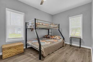 4 bedrooms, free WiFi, bed sheets - P`s Sip & Sand - DownTown Port Austin! (Port Austin)