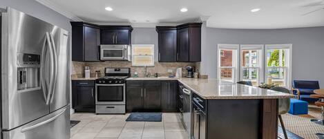 Refrigerador, microondas, horno y parrilla de estufa