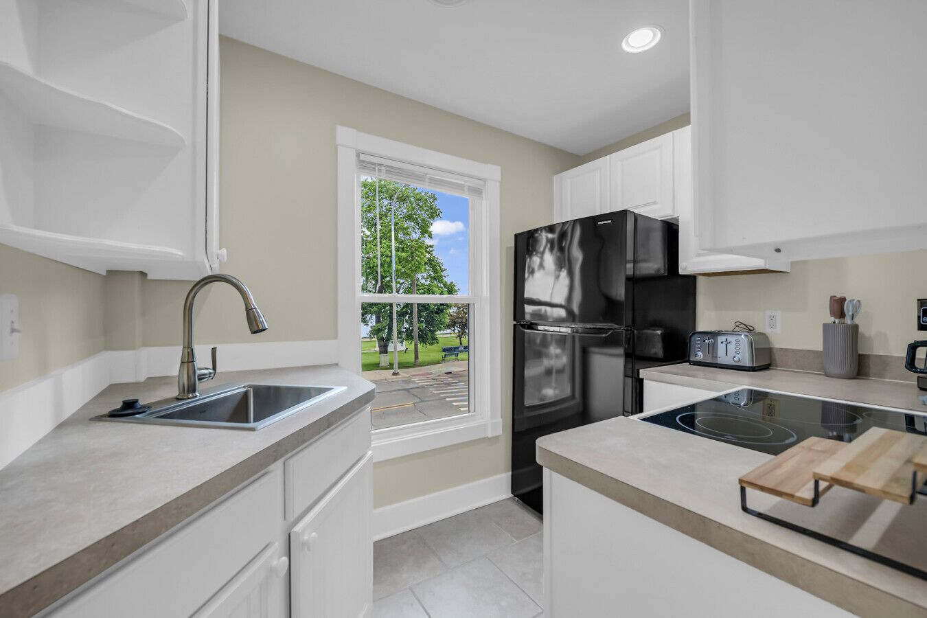 Geladeira, talheres/pratos/utensílios de cozinha, especiarias