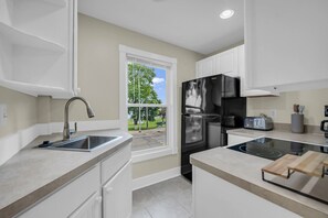 Kühlschrank, Kochgeschirr/Geschirr/Besteck, Gewürze, Esstisch