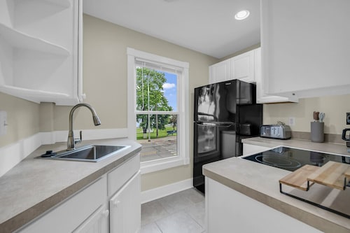 Lighthouse Loft– Chic Getaway in Marine City