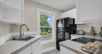 Lighthouse Loft– Chic Getaway in Marine City