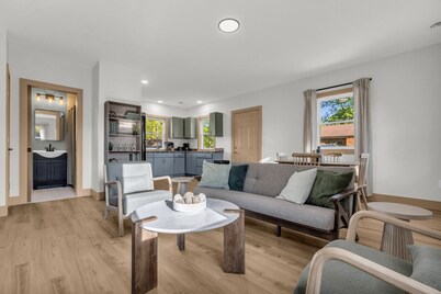 Oak & Clay Haven – Walk to Bar & Beach!