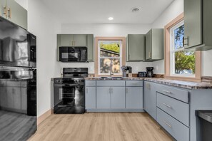 Réfrigérateur, micro-ondes, four, plaque de cuisson