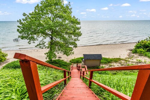 Bella’s Bluff - Hot Tub & 2.5 miles to Lexington!