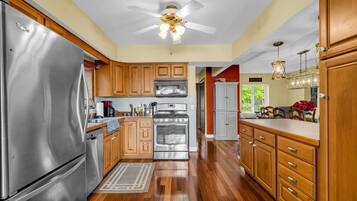 Frigorífico, microondas, horno y placa de cocina