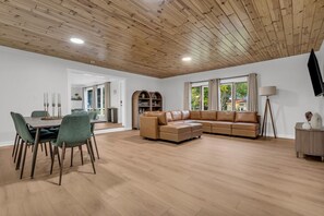 Dining - Downtown Lexington w 6bedrooms! (Lexington)