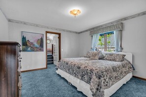 4 bedrooms, iron/ironing board, WiFi