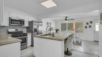 Een koelkast, een magnetron, een oven, een vaatwasser