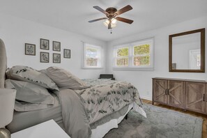 4 عدّة غرف نوم ومكتب وواي فاي مجانًا وملاءات أسرّة