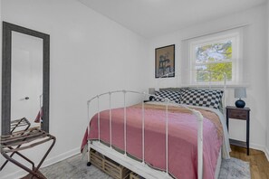 4 bedrooms, desk, free WiFi, bed sheets