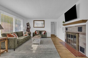 Televisio, takka, kirjoja, työhuone