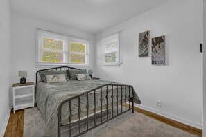 4 bedrooms, desk, free WiFi, bed sheets