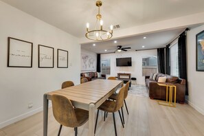 Dining - The AT&T Stadium House, 3BR/2BA right by the Stadium (Arlington)