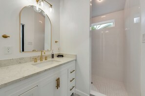 Shower, hair dryer, towels, soap - The AT&T Stadium House, 3BR/2BA right by the Stadium (Arlington)