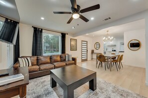 TV - The AT&T Stadium House, 3BR/2BA right by the Stadium (Arlington)
