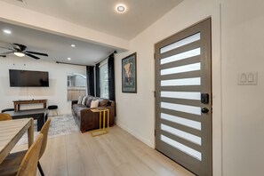 TV - The AT&T Stadium House, 3BR/2BA right by the Stadium (Arlington)