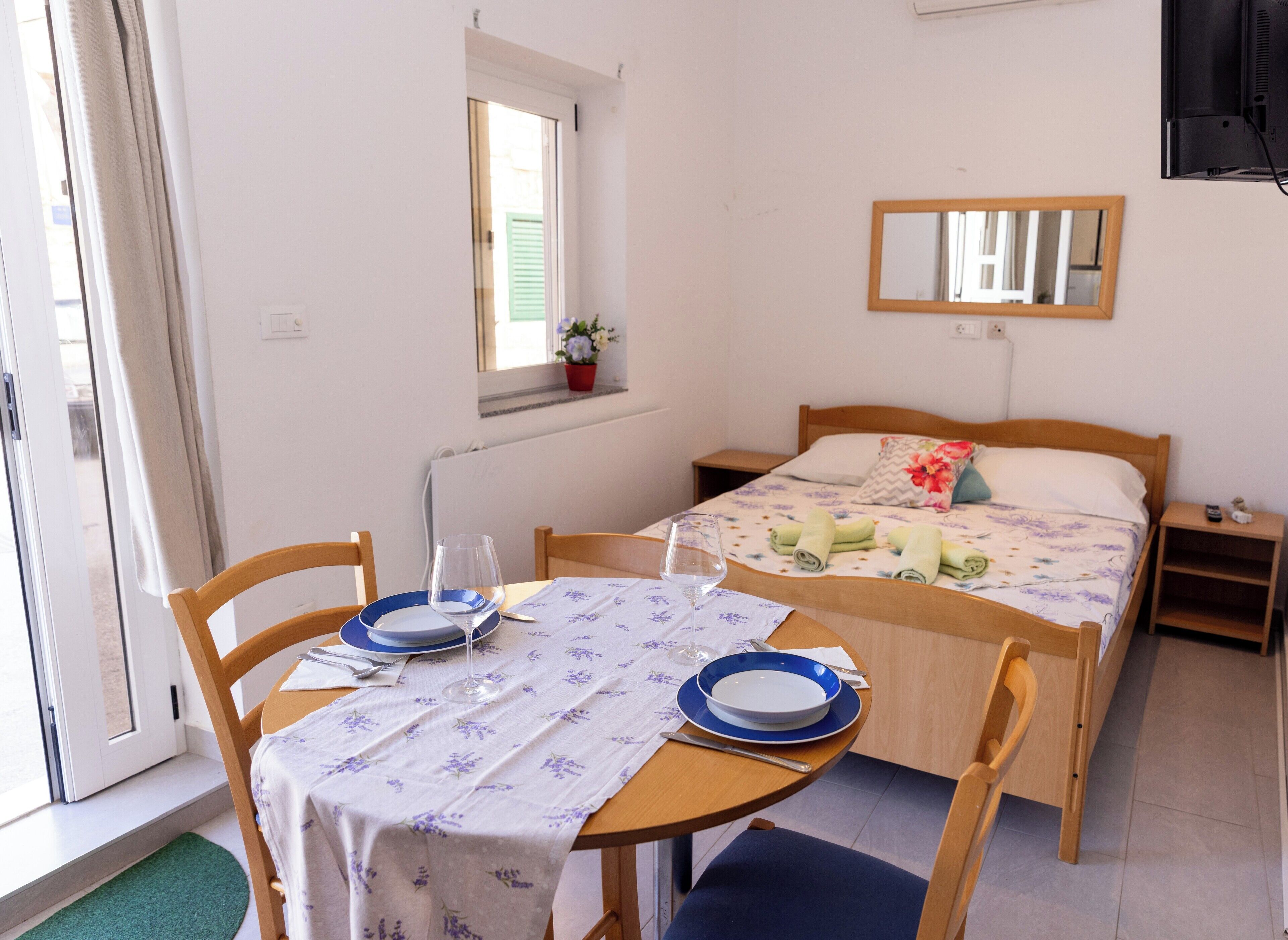 Een strijkplank/strijkijzer, wifi, beddengoed