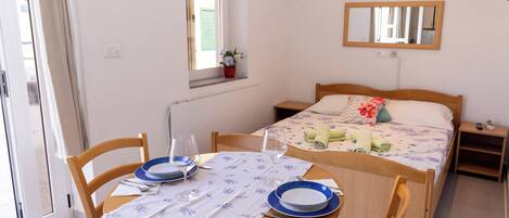 Een strijkplank/strijkijzer, wifi, beddengoed