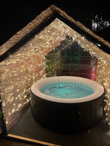 Bumblebee Cottage Lakeside Property