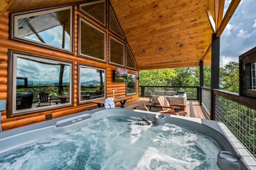 Luxe Cabin with Mountain Views and Hot Tub