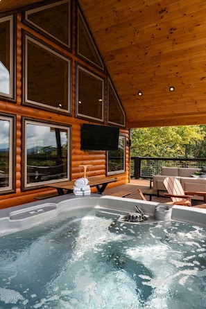 Outdoor spa tub