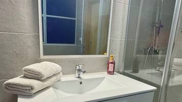 Serviettes fournies, savon, papier toilette