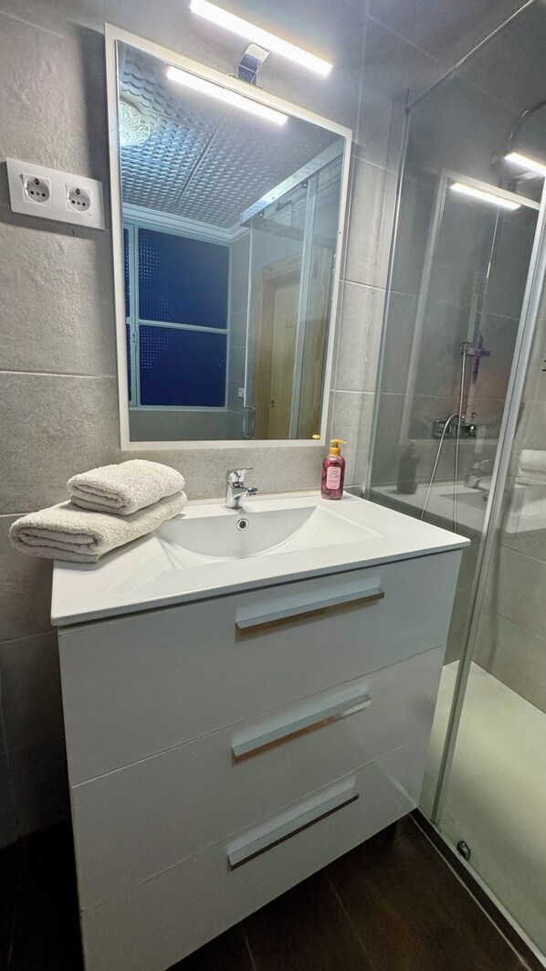 Serviettes fournies, savon, papier toilette