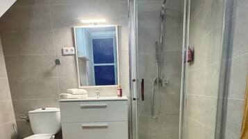 Serviettes fournies, savon, papier toilette