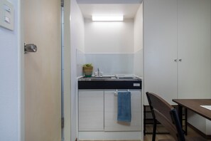 Fridge, stovetop, electric kettle, cookware/dishes/utensils